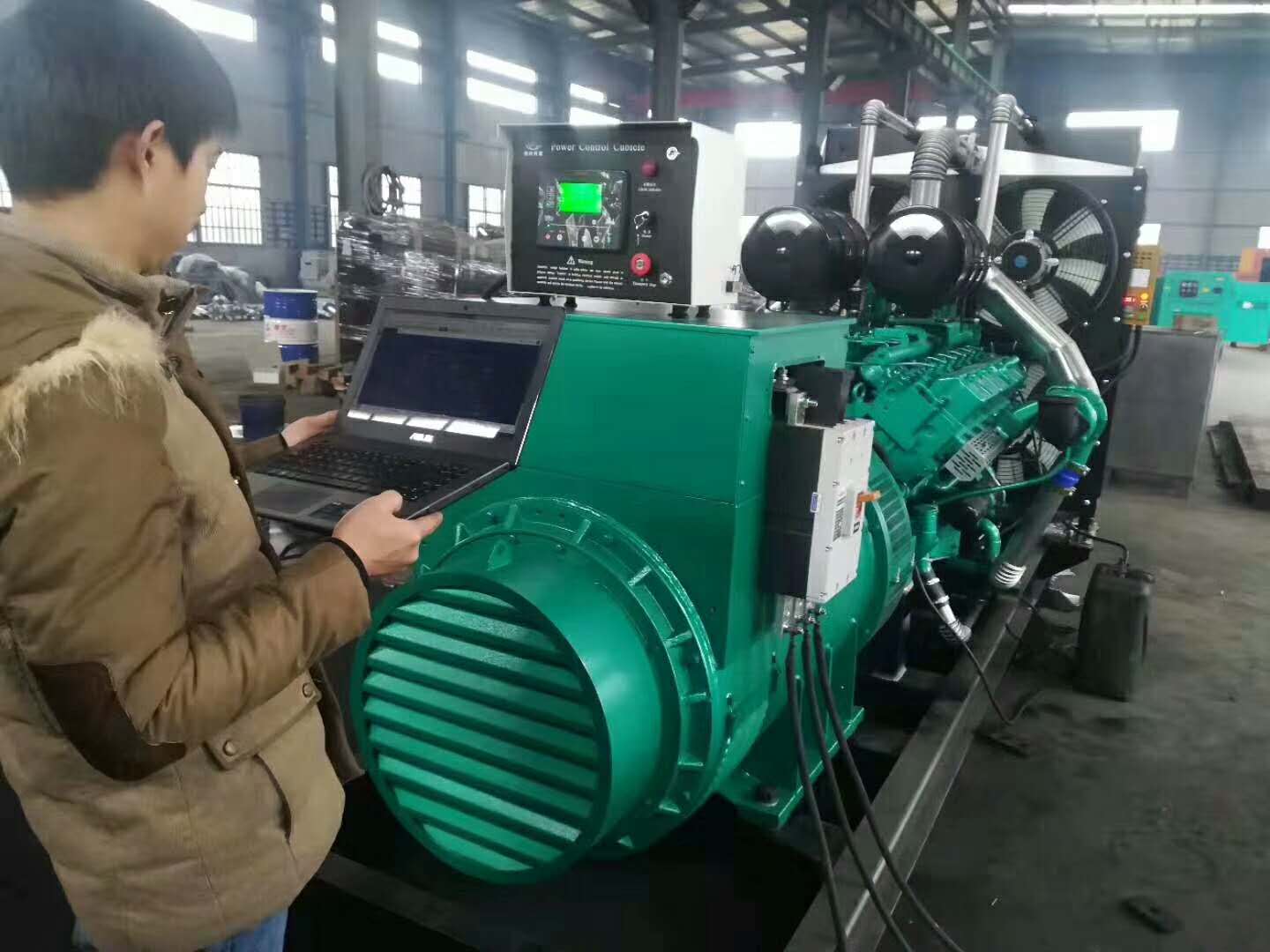 明邦工作人員正在進行安裝800kw通柴發電機2